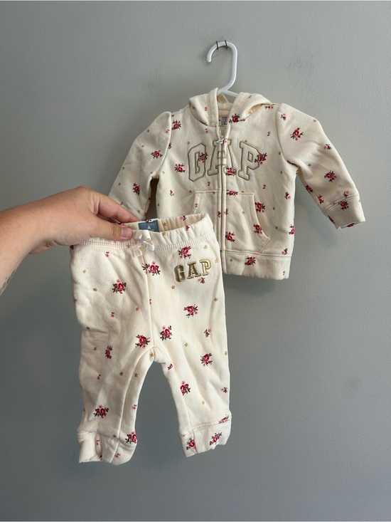 GAP Other - GAP 3/6m white & red floral 2pc zip up Hoodie & jogger Pants lounge Set